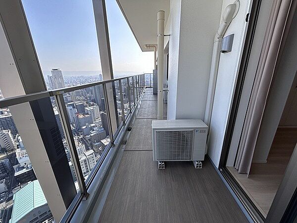最上階36階部分に位置する北東向きのバルコニー。全居室がバルコニーに面するワイドスパン設計です。【バルコニー】