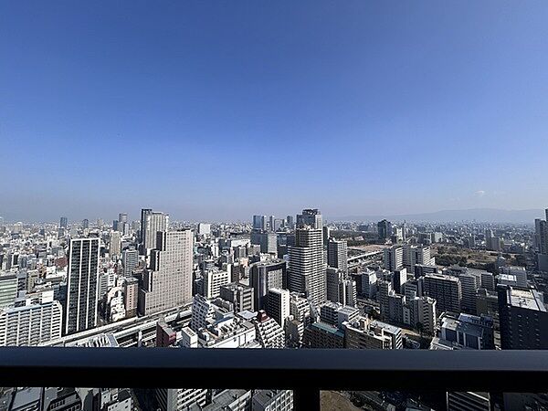 前面に視界を遮る高い建物はなく、遠くの空まで見渡せます。晴れた日には大阪城を望む眺望です。【住戸からの眺望写真】
