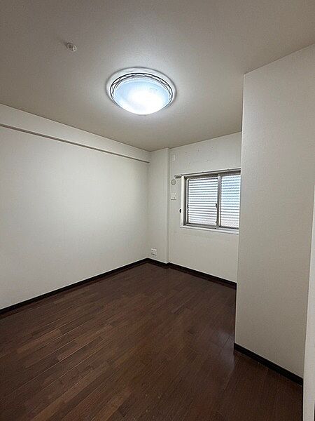 大容量のウォークスルークローゼットが設けられています。ご家族のお洋服や季節家電等を収納できます。【洋室/約6帖】