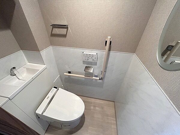 トイレには、汚れないように腰壁タイルを分譲時に追加リフォームしております。また鏡（大塚家具）も設置。