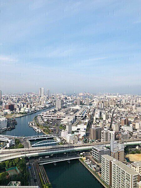55階建の39階部分につき、眺望良好。晴れた日には豊かなリバービューとともに、爽快な青空を望めます。【昼景／バルコニーからの眺望】