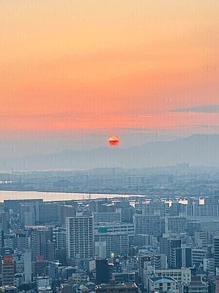 時間とともに移り変わる贅沢な眺望。仕事や家事の合間の休憩の際、景色を見てリラックスできそうです。【夕景／バルコニーからの眺望】