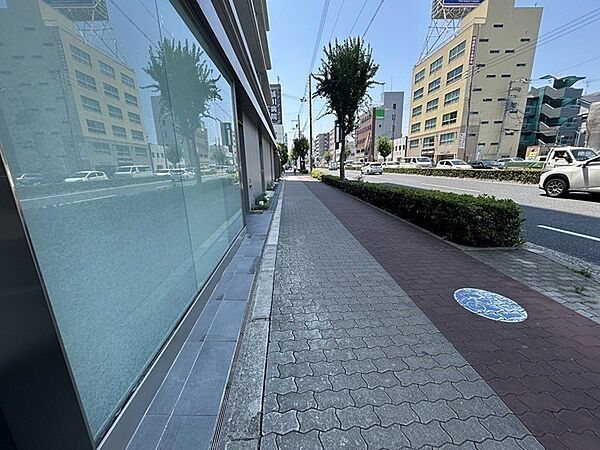 名工建設施工のマンションです。エントランス前には歩道が整備されており安全に通行できそうです。【現地写真】