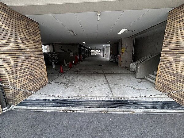 敷地内に駐車場がございます。空き状況についてはお問い合わせください。