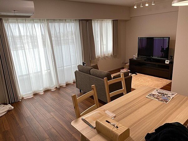 ※販売対象に家具・調度品は含まれません。キッチンで作業をしている時も、LDで過ごすご家族の様子を見守れる間取りです。