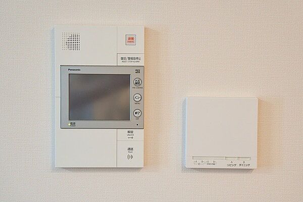 モニター付きインターホンとガス温水式床暖房の操作パネルです。生活を快適にする設備が備わっています。【その他】