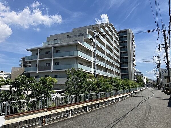 サンプラザ三国ケ丘東店：約640m、セブンイレブン堺三国ケ丘東店：約420m。お買い物に便利です。【現地外観写真】