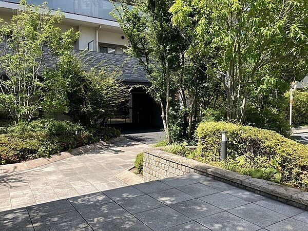 ご家族の帰宅やゲストの来訪を迎え入れるエントランスです。植栽が施されており、緑を感じられます。【エントランス】