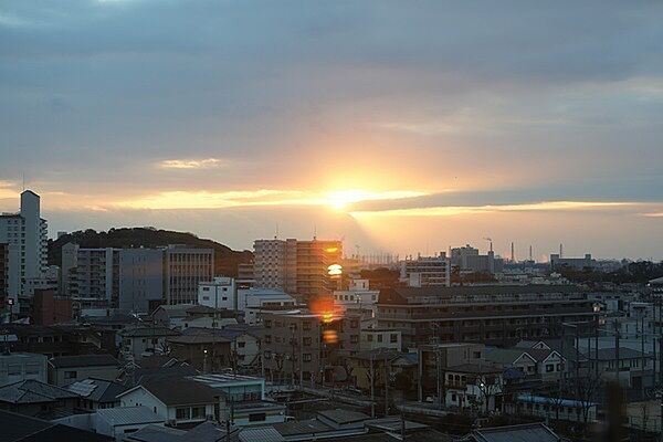 昼夜それぞれ異なる景色を楽しむことができます。是非現地で実際の陽当り状況や眺望をお確かめください。【住戸からの眺望写真】