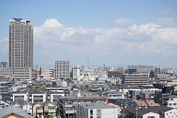 市街地が望める都会的な街並み。視界を遮る背の高い建物が隣接していないため、遠くまで景色を楽しめます。【住戸からの眺望写真】