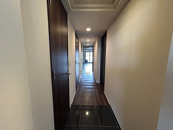 フローリングや建具は、落ち着いた印象でまとめられています。随所にある豊富な収納も魅力の住まいです。【玄関】