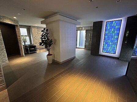 上品でホテルライクな雰囲気のエントランス。管理会社による日勤管理が行われ、清潔感があります。【エントランス】