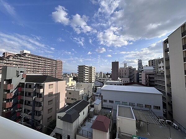 7階部分の角住戸です。視界を遮る高い建物はなく、天気の良い日は気持ちの良い青空が楽しめそうです。【住戸からの眺望】