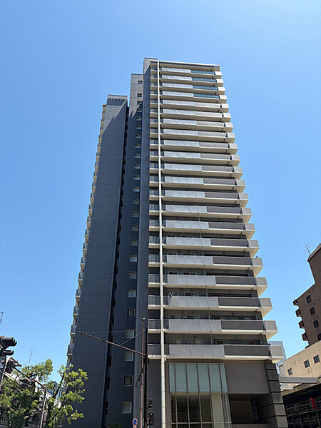 オートロックやモニタ付きインターホンが採用されているマンションです。防犯面に配慮されています。【現地外観写真】