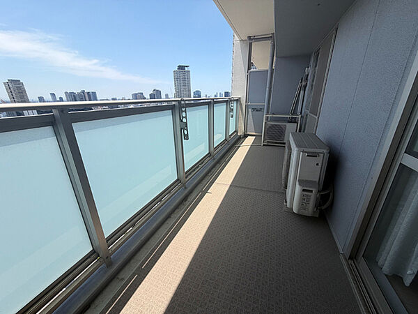※販売対象に家具・調度品は含まれません。2部屋に跨るゆったりとした広さのバルコニー。南向きのため、陽当たり良好です。