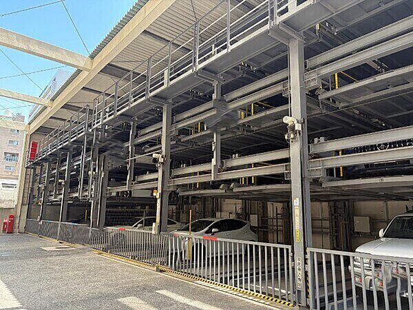 機械式の駐車場あり。屋根が設けられ、大切なお車を雨から守ります。空き状況はお問い合わせください。【駐車場】