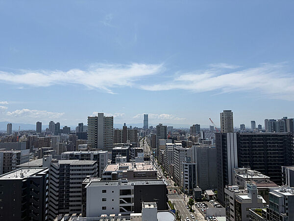 市街地が望める都会的な街並み。視界を遮る背の高い建物が隣接していないため、遠くまで景色を楽しめます。【住戸からの眺望写真】