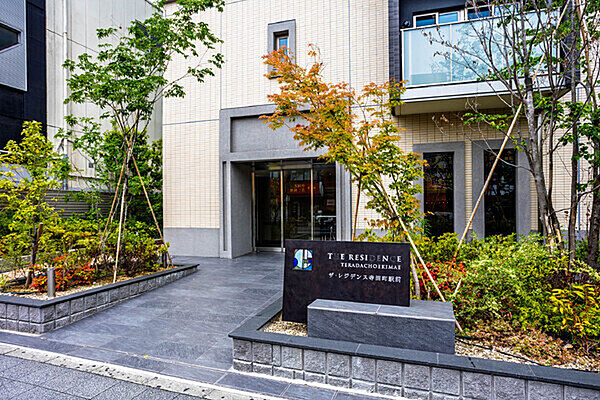 緑豊かな植栽で彩られたエントランス周り。敷地南側には道路に面したベンチの有る広場がございます。【外観】