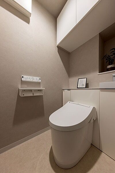 ※販売対象に家具・調度品は含まれません。温水洗浄便座付きトイレ。吊戸棚にトイレットペーパーや掃除用品などを収納できます。