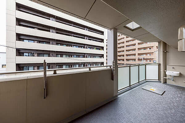南西側バルコニー。3部屋に跨り、ゆったりとしています。掃除や植物の水やりに便利なスロップシンク付き。【南西側バルコニー】