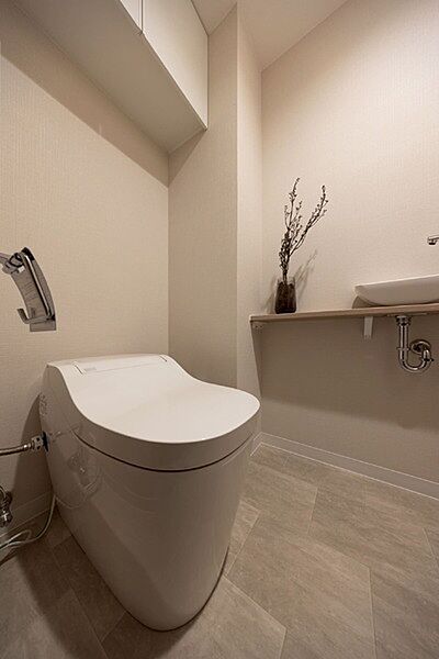 ※販売対象に家具・調度品は含まれません。快適にご使用いただける温水洗浄便座付きのトイレです。便利な手洗いボウル付き。