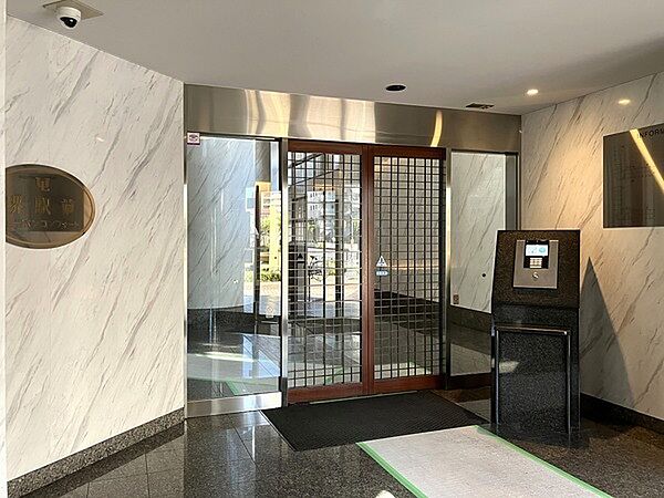 セキュリティ向上のため、来訪者の身元や用件を確認した上で解錠できるオートロック採用されています。【エントランス】