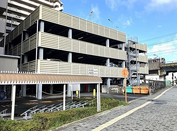 出し入れがスムーズなハイルーフ車対応の自走式駐車場。最新の空き状況などお気軽にお問い合わせください。【駐車場】