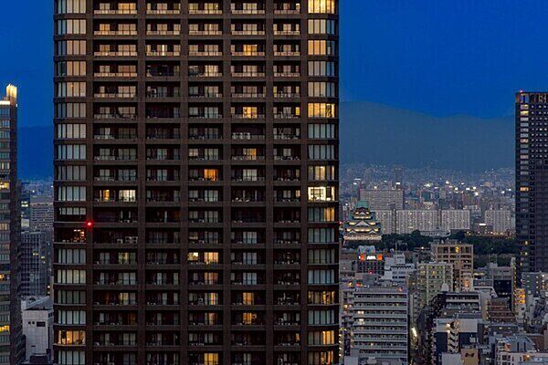 大阪のシンボルである大阪城が望めます(天候による)。昼夜それぞれ異なる眺望を楽しむことができます。【住戸からの眺望】