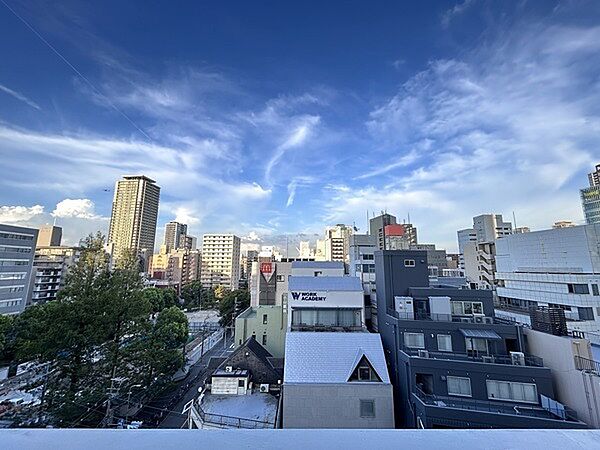 住戸からの眺望です。当該住戸は7階部分。高い建物が近接しておらず、晴れた日には広い青空が望めます。【住戸からの眺望】