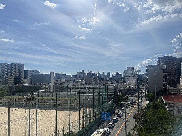 バルコニーの前面に日差しを遮る高い建物はありません。暖かな陽光が室内までたっぷり降り注ぎます。【住戸からの眺望写真】