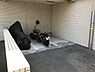 その他：1台ずつのスペースが区切られたバイク置場。段差がないため、スムーズにバイクの出し入れができます。【バイク置場】
