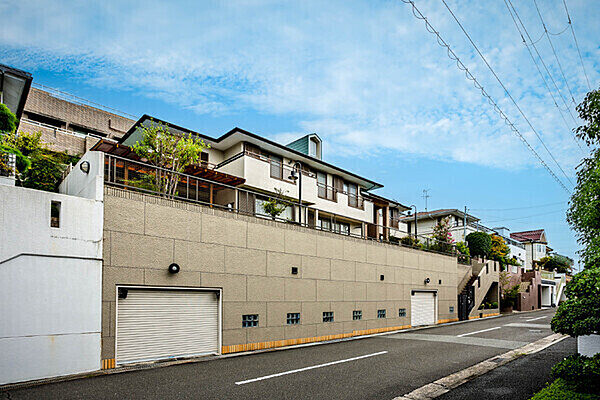 三井ホーム施工の注文住宅。土地面積約130.93坪・建物約86.74坪。2台駐車可(車種による)。【現地外観】