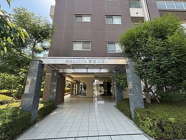 豊かな植栽が施されており、四季の移ろいを感じられます。「ただいま」の瞬間に心が弾むエントランスです。【エントランス】
