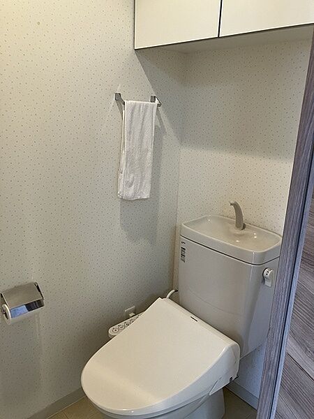 ※販売対象に家具・調度品は含まれません。背面に吊り戸棚があり、トイレットペーパーのストックに便利です。温水洗浄便座付き。