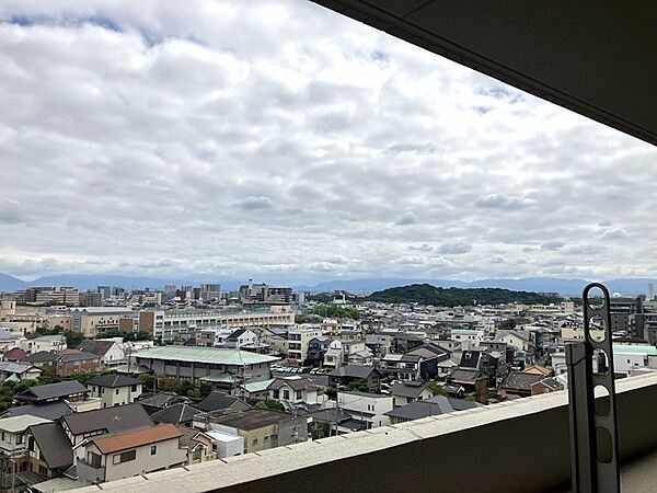 15階建の11階部分につき眺望良好。目の前に視界を遮る高い建物がなく、晴れた日は広い青空が望めます。【住戸からの眺望写真】