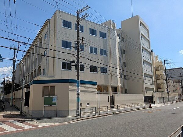 大阪市立玉造小学校まで約590m。通学の負担が少ない距離。親御様が出向かれる際にも助かります。