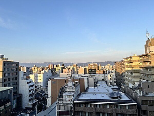 前面に視界を遮る高い建物はなく、遠くの山まで見渡せます。晴れた日には気持ちの良い青空を楽しめます。【住戸からの眺望写真】