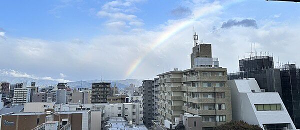 地下鉄烏丸線「四条」駅徒歩2分、阪急京都線「烏丸」駅徒歩4分。複数路線利用できる便利な立地です。【住戸からの眺望写真】