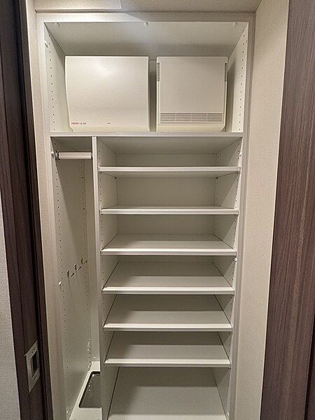 収納力があるシューズインクローゼット。棚板は高さ調整可能なので、履物のサイズに合わせて収納できます。【約0.4帖シューズインクローゼット】