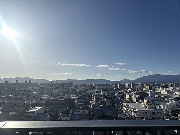 9階・バルコニーからの爽快な眺望。視界を遮る背の高い建物が隣接しておらず、遠くまで景色を楽しめます。【住戸からの眺望写真】