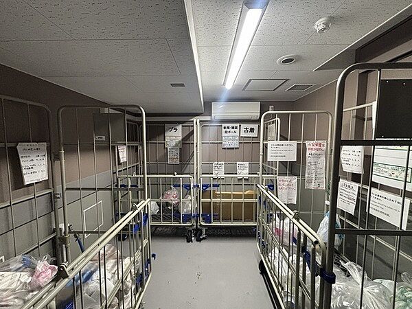 敷地内に共用のゴミ置き場が設けられています。24時間ゴミ出し可能なので、忙しい方に嬉しい設備です。【ゴミ置き場/共用部】