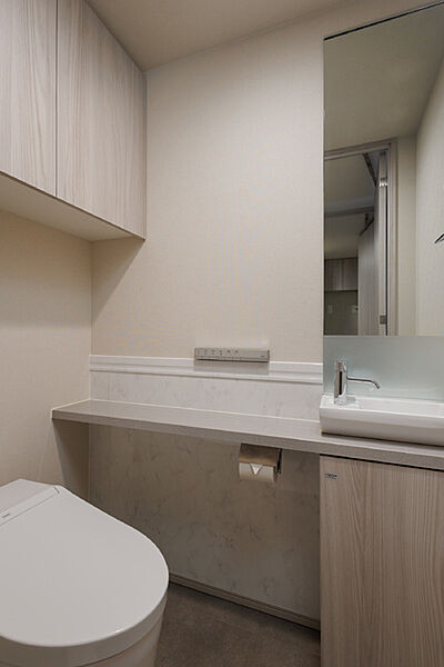 年間を通して快適にご使用いただける、温水洗浄便座付きのトイレです。独立した手洗い器が備わっています。【トイレ】