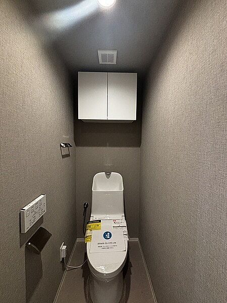 温水洗浄便座付きのトイレ。上部の収納棚は、トイレットペーパーや衛生用品などの収納に便利です。【トイレ】
