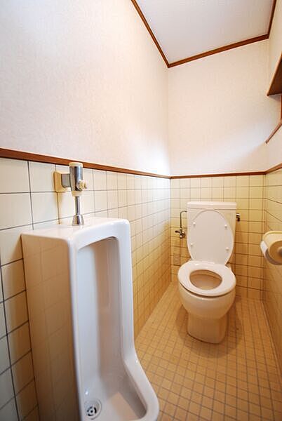 ゆったりとしたトイレ空間。トイレは1階と2階にあり、ご家族の多いご家庭でも快適にお使いいただけます。【トイレ】