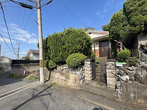 京阪宇治線「黄檗」駅徒歩7分・JR奈良線「黄檗」駅徒歩10分など複数路線が利用可能。木造2階建。【現地外観】