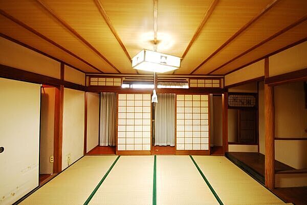 心地よい風が通り抜ける和の空間。床の間には季節の設えを飾り、空間を美しく彩ることができます。【和室約8帖】