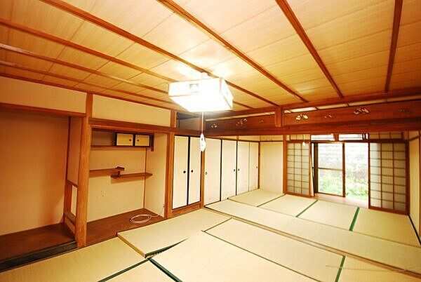 ※販売対象に家具・調度品は含まれません。1階には、約8帖と約6帖の続き和室を配置した、趣ある和の空間が広がります。