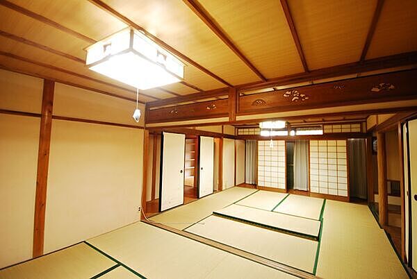 床の間が備わった和室。木目を活かした天井や欄間など、日本家屋ならではの風情を感じられる造りです。【和室約6帖・約8帖】