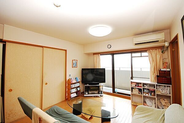 ※販売対象に家具・調度品は含まれません。約14.7帖のLD。隣室は広さ約6帖、引き戸を開放すると一体利用も可能です。