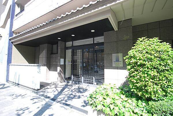 オートロックやモニタ付きインターホンが採用されているマンションです。防犯面に配慮されています。【現地外観写真】
